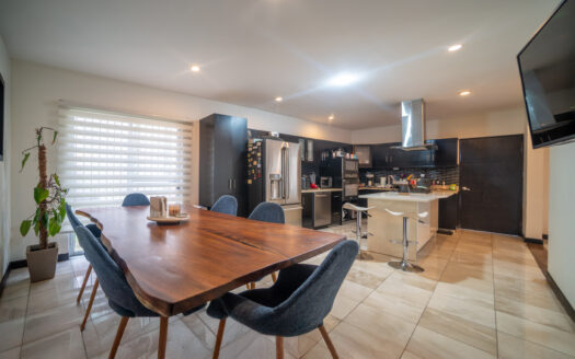 Pinares de Curridabat: Amplia y Moderna Casa con 5 Habitaciones Todas con Baño Propio + Amplios Espacios. #135311