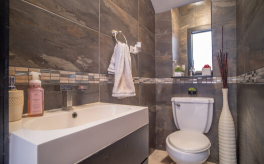 Pinares de Curridabat: Amplia y Moderna Casa con 5 Habitaciones Todas con Baño Propio + Amplios Espacios. #135311