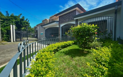 De Oportunidad! Casa de una planta en Curridabat lote de 256m2, Residencial Privado! #135544