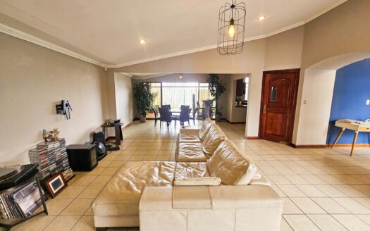 Venta de casa en Residencial Bosques de Doña Rosa. Lote 399.74 m2 / Const: 276 m2 (Jardín trasero con más de 110 m2) (4 hab y 3 1/2 baños)  Cod. 136373