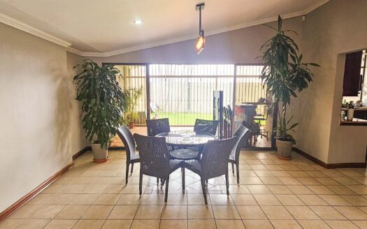 Venta de casa en Residencial Bosques de Doña Rosa. Lote 399.74 m2 / Const: 276 m2 (Jardín trasero con más de 110 m2) (4 hab y 3 1/2 baños)  Cod. 136373