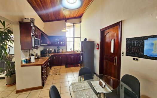 Venta de casa en Residencial Bosques de Doña Rosa. Lote 399.74 m2 / Const: 276 m2 (Jardín trasero con más de 110 m2) (4 hab y 3 1/2 baños)  Cod. 136373