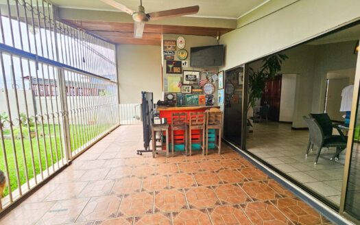 Venta de casa en Residencial Bosques de Doña Rosa. Lote 399.74 m2 / Const: 276 m2 (Jardín trasero con más de 110 m2) (4 hab y 3 1/2 baños)  Cod. 136373