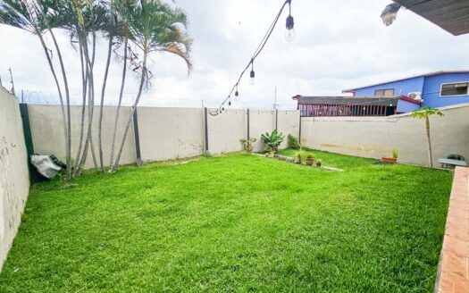 Venta de casa en Residencial Bosques de Doña Rosa. Lote 399.74 m2 / Const: 276 m2 (Jardín trasero con más de 110 m2) (4 hab y 3 1/2 baños)  Cod. 136373