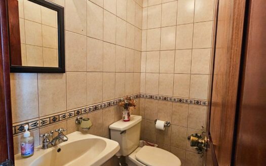 Venta de casa en Residencial Bosques de Doña Rosa. Lote 399.74 m2 / Const: 276 m2 (Jardín trasero con más de 110 m2) (4 hab y 3 1/2 baños)  Cod. 136373