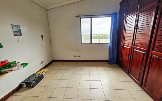 Venta de casa en Residencial Bosques de Doña Rosa. Lote 399.74 m2 / Const: 276 m2 (Jardín trasero con más de 110 m2) (4 hab y 3 1/2 baños)  Cod. 136373