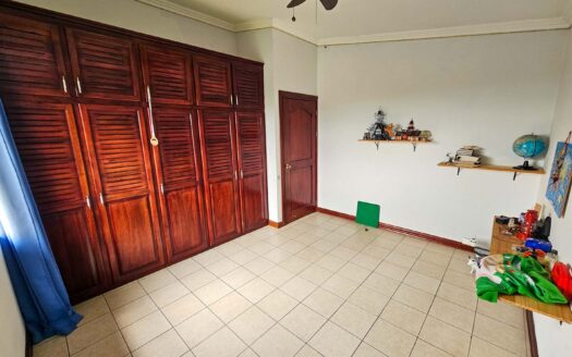 Venta de casa en Residencial Bosques de Doña Rosa. Lote 399.74 m2 / Const: 276 m2 (Jardín trasero con más de 110 m2) (4 hab y 3 1/2 baños)  Cod. 136373