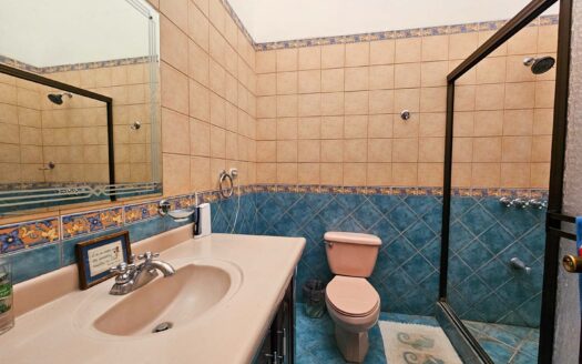 Venta de casa en Residencial Bosques de Doña Rosa. Lote 399.74 m2 / Const: 276 m2 (Jardín trasero con más de 110 m2) (4 hab y 3 1/2 baños)  Cod. 136373