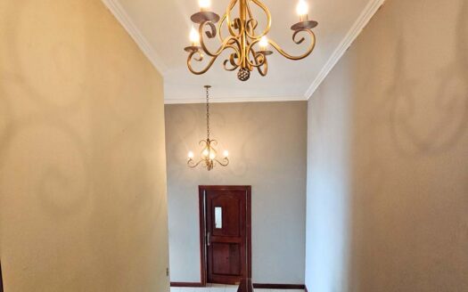 Venta de casa en Residencial Bosques de Doña Rosa. Lote 399.74 m2 / Const: 276 m2 (Jardín trasero con más de 110 m2) (4 hab y 3 1/2 baños)  Cod. 136373