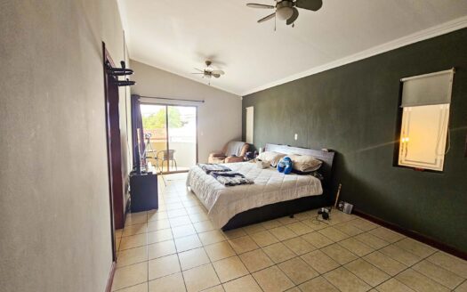 Venta de casa en Residencial Bosques de Doña Rosa. Lote 399.74 m2 / Const: 276 m2 (Jardín trasero con más de 110 m2) (4 hab y 3 1/2 baños)  Cod. 136373