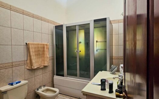 Venta de casa en Residencial Bosques de Doña Rosa. Lote 399.74 m2 / Const: 276 m2 (Jardín trasero con más de 110 m2) (4 hab y 3 1/2 baños)  Cod. 136373