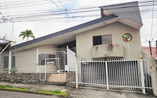 Venta de casa en Residencial Bosques de Doña Rosa. Lote 399.74 m2 / Const: 276 m2 (Jardín trasero con más de 110 m2) (4 hab y 3 1/2 baños)  Cod. 136373