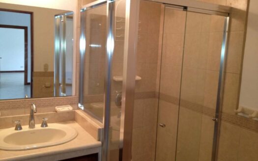 🏡 Casa en Alquiler en Santa Ana, Condominio Hacienda del Sol, con Amplios Espacios. Cod. 136887