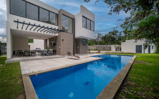 ESTRENE casa en Condominio en Pozos de Santa Ana con el MEJOR PRECIO por M2, 2 niveles, 2 dormitorios, con jardin! COD. 137447