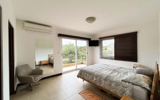 Venta de casa de 2 niveles. Heredia, Cond. Bosques de Velarde. Esquinera (4 hab, 3 1/2 baños, 2 parqueos) Cod. 136475