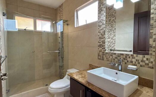 Venta de casa de 2 niveles. Heredia, Cond. Bosques de Velarde. Esquinera (4 hab, 3 1/2 baños, 2 parqueos) Cod. 136475