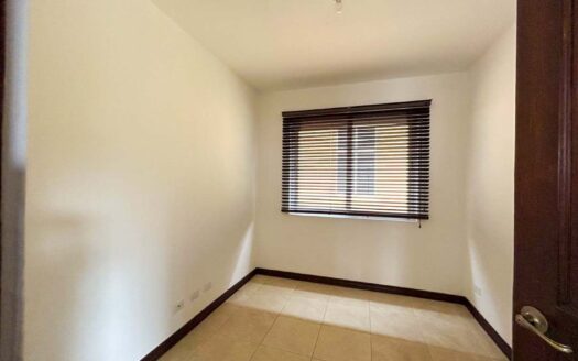 Venta de casa de 2 niveles. Heredia, Cond. Bosques de Velarde. Esquinera (4 hab, 3 1/2 baños, 2 parqueos) Cod. 136475