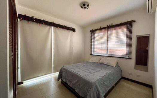 Venta de casa de 2 niveles. Heredia, Cond. Bosques de Velarde. Esquinera (4 hab, 3 1/2 baños, 2 parqueos) Cod. 136475