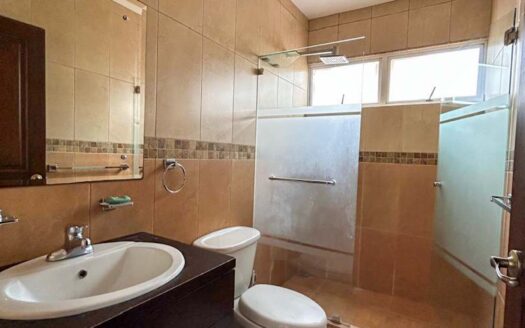 Venta de casa de 2 niveles. Heredia, Cond. Bosques de Velarde. Esquinera (4 hab, 3 1/2 baños, 2 parqueos) Cod. 136475