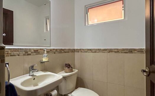 Venta de casa de 2 niveles. Heredia, Cond. Bosques de Velarde. Esquinera (4 hab, 3 1/2 baños, 2 parqueos) Cod. 136475