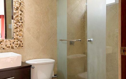 Venta de casa de 2 niveles. Heredia, Cond. Bosques de Velarde. Esquinera (4 hab, 3 1/2 baños, 2 parqueos) Cod. 136475