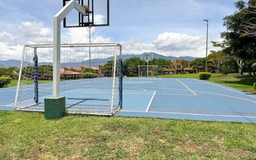 Venta de casa de 2 niveles. Heredia, Cond. Bosques de Velarde. Esquinera (4 hab, 3 1/2 baños, 2 parqueos) Cod. 136475