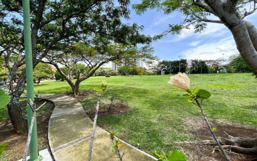 Venta de casa de 2 niveles. Heredia, Cond. Bosques de Velarde. Esquinera (4 hab, 3 1/2 baños, 2 parqueos) Cod. 136475