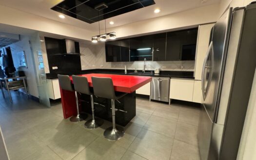 Disfrute la exclusividad y comodidad en este precioso apartamento ubicado en Escazú, amplio cerca del Country Club Cód 137570