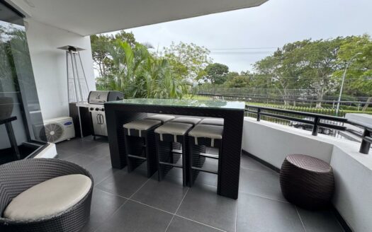 Disfrute la exclusividad y comodidad en este precioso apartamento ubicado en Escazú, amplio cerca del Country Club Cód 137570