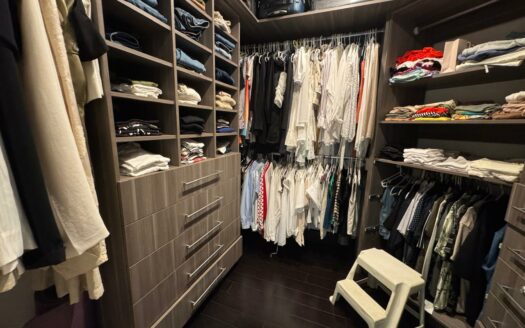 Disfrute la exclusividad y comodidad en este precioso apartamento ubicado en Escazú, amplio cerca del Country Club Cód 137570