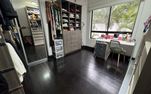 Disfrute la exclusividad y comodidad en este precioso apartamento ubicado en Escazú, amplio cerca del Country Club Cód 137570