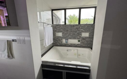 Disfrute la exclusividad y comodidad en este precioso apartamento ubicado en Escazú, amplio cerca del Country Club Cód 137570