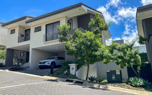 🏡 Casa Esquinera de 3 Niveles con Amplio Jardín – Condominio La Estefana, Montes de Oca cod.137360