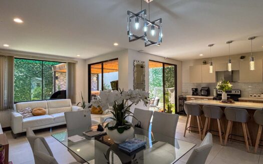 🏡 Casa Esquinera de 3 Niveles con Amplio Jardín – Condominio La Estefana, Montes de Oca cod.137360