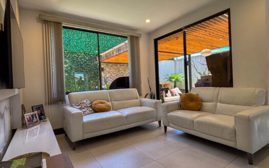 🏡 Casa Esquinera de 3 Niveles con Amplio Jardín – Condominio La Estefana, Montes de Oca cod.137360