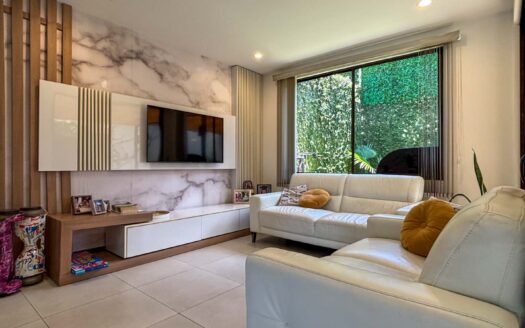 🏡 Casa Esquinera de 3 Niveles con Amplio Jardín – Condominio La Estefana, Montes de Oca cod.137360