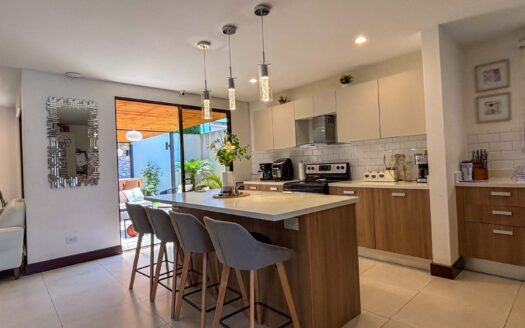 🏡 Casa Esquinera de 3 Niveles con Amplio Jardín – Condominio La Estefana, Montes de Oca cod.137360