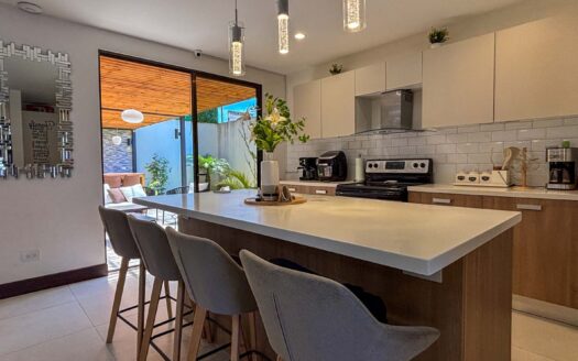 🏡 Casa Esquinera de 3 Niveles con Amplio Jardín – Condominio La Estefana, Montes de Oca cod.137360