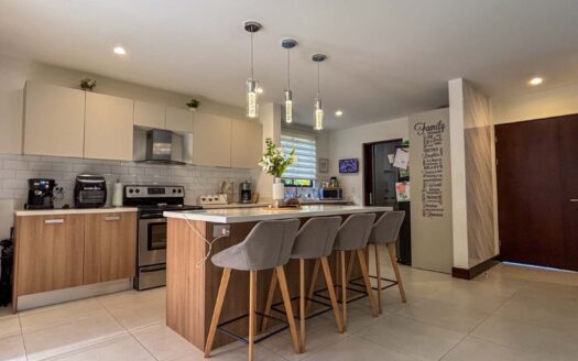 🏡 Casa Esquinera de 3 Niveles con Amplio Jardín – Condominio La Estefana, Montes de Oca cod.137360