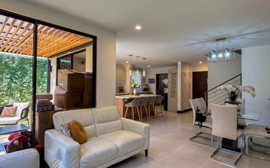 🏡 Casa Esquinera de 3 Niveles con Amplio Jardín – Condominio La Estefana, Montes de Oca cod.137360