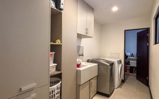 🏡 Casa Esquinera de 3 Niveles con Amplio Jardín – Condominio La Estefana, Montes de Oca cod.137360