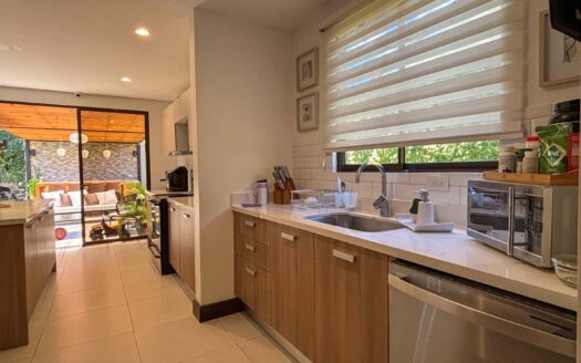 🏡 Casa Esquinera de 3 Niveles con Amplio Jardín – Condominio La Estefana, Montes de Oca cod.137360