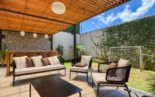 🏡 Casa Esquinera de 3 Niveles con Amplio Jardín – Condominio La Estefana, Montes de Oca cod.137360