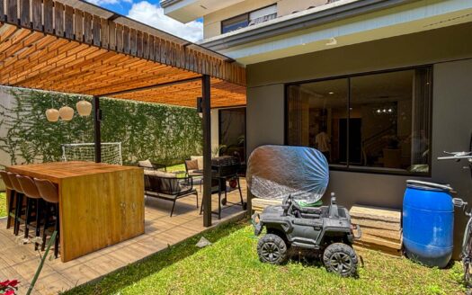 🏡 Casa Esquinera de 3 Niveles con Amplio Jardín – Condominio La Estefana, Montes de Oca cod.137360