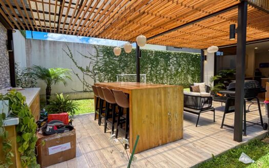 🏡 Casa Esquinera de 3 Niveles con Amplio Jardín – Condominio La Estefana, Montes de Oca cod.137360