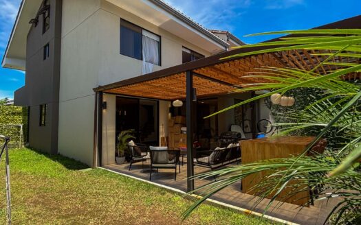 🏡 Casa Esquinera de 3 Niveles con Amplio Jardín – Condominio La Estefana, Montes de Oca cod.137360