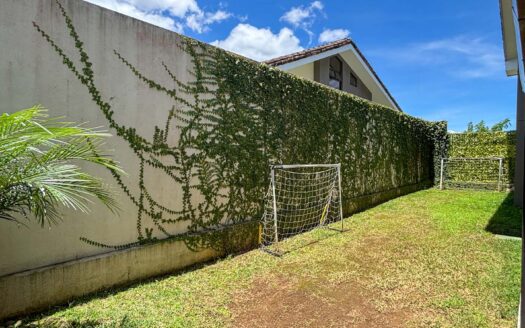 🏡 Casa Esquinera de 3 Niveles con Amplio Jardín – Condominio La Estefana, Montes de Oca cod.137360