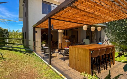 🏡 Casa Esquinera de 3 Niveles con Amplio Jardín – Condominio La Estefana, Montes de Oca cod.137360