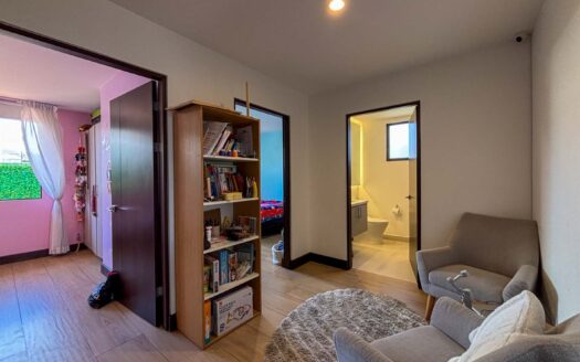 🏡 Casa Esquinera de 3 Niveles con Amplio Jardín – Condominio La Estefana, Montes de Oca cod.137360