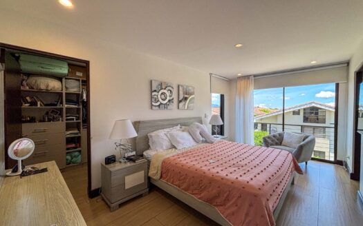 🏡 Casa Esquinera de 3 Niveles con Amplio Jardín – Condominio La Estefana, Montes de Oca cod.137360